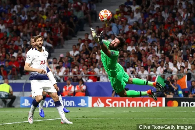 Alisson di Liverpool effettua una parata durante la finale di UEFA Champions League tra Tottenham Hotspur e Liverpool all'Estadio Wanda Metropolitano il 1° giugno 2019 a Madrid, Spagna.' title='Pepe Reina consiglia ad Alisson del Liverpool di migliorare sempre di più