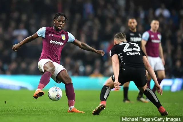 Joshua Onomah de Aston Villa es desafiado por Kalvin Philips durante el partido del Sky Bet Championship entre Aston Villa y Leeds United en Villa Park el 13 de abril de 2018 en Birmingham...' title='Según se informa, Josh Onomah del Tottenham Hotspur se lesiona; ¿Le costará su mejor oportunidad?