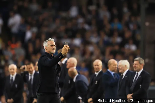 David Ginola kuvaa puhelimella käveleessään kentälle päätösseremoniassa Valioliigan Tottenham Hotspurin ja Manchester Unitedin välisen ottelun jälkeen White Hartissa...' title='Tottenhamin legenda David Ginola korostaa suurta ongelmaa Harry Kanen pelissä