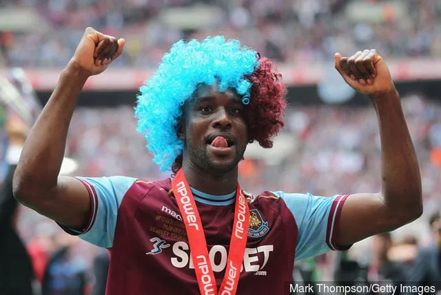 Carlton Cole de West Ham célèbre son équipe' title='Le héros culte de West Ham, Carlton Cole, lance un appel désespéré aux fans des Hammers