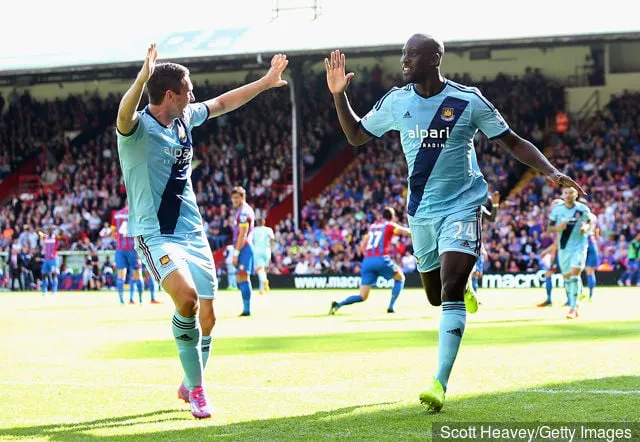 Carlton Cole (R) de West Ham célèbre son équipe' title='Le héros culte de West Ham, Carlton Cole, lance un appel désespéré aux fans des Hammers