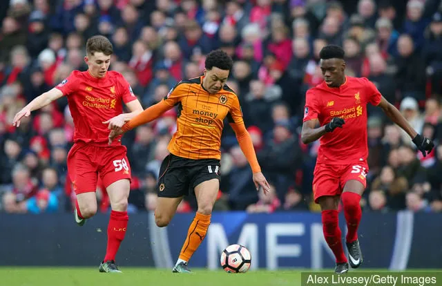 エミレーツFAカップ4回戦の試合中、リバプールのベン・ウッドバーン(左)とオヴィー・エジャリア(右)とボールを奪い合うウルヴァーハンプトン・ワンダラーズのヘルデル・コスタ(中央)。' title='チームがプレシーズンを開始する中、ウルヴァーハンプトン・ワンダラーズのファンがツイッターで反応