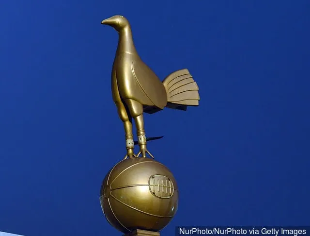 Spurs-kukko nähdään Valioliigan Tottenham Hotspurin ja Manchester Unitedin välisessä ottelussa White Hart Lane Lontoossa 14. toukokuuta 2017.' title='Spurs-fanit ovat innoissaan kuuluisan kultakukon saapumisesta uudelle stadionille