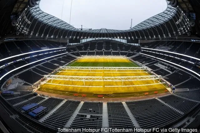 Ensimmäinen ruohokenttä laitetaan uudelle Tottenham Hotspur -stadionille 5. lokakuuta 2018 Lontoon Englannissa.' title='Spurs-fanit ovat innoissaan kuuluisan kultakukon saapumisesta uudelle stadionille