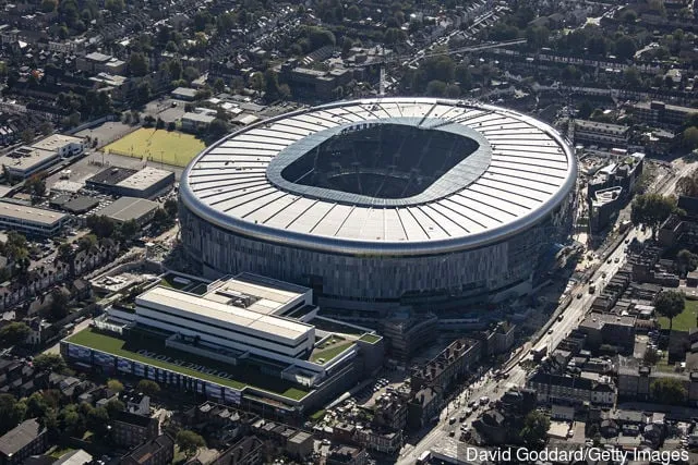 LONTOON ENGLANTI. LOKAKUU 2018. Ilmakuva Tottenham Hotspur -jalkapalloseuran uudesta kotistadionista 9. lokakuuta 2018. Tämä huippuluokan stadion sijaitsee 7 kilometriä pohjoiseen...' title='Spurs-fanit ovat innoissaan kuuluisan kultakukon saapumisesta uudelle stadionille