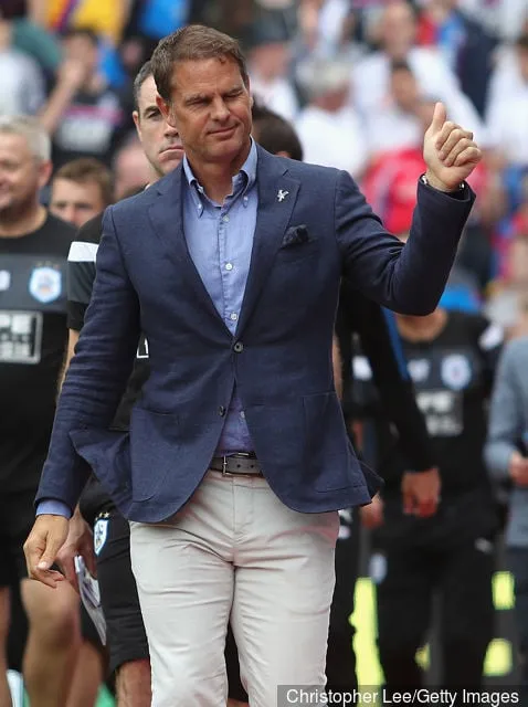 Frank de Boer Crystal Palacen manageri räjäyttää ja osoittaa peukkua faneille Valioliigan ottelussa Crystal Palacen ja Huddersfield Townin välillä Selhurst Parkissa 12. elokuuta...' title='Tony Cascarino sanoo, että Frank De Boer ei kestä kauan Crystal Palacessa