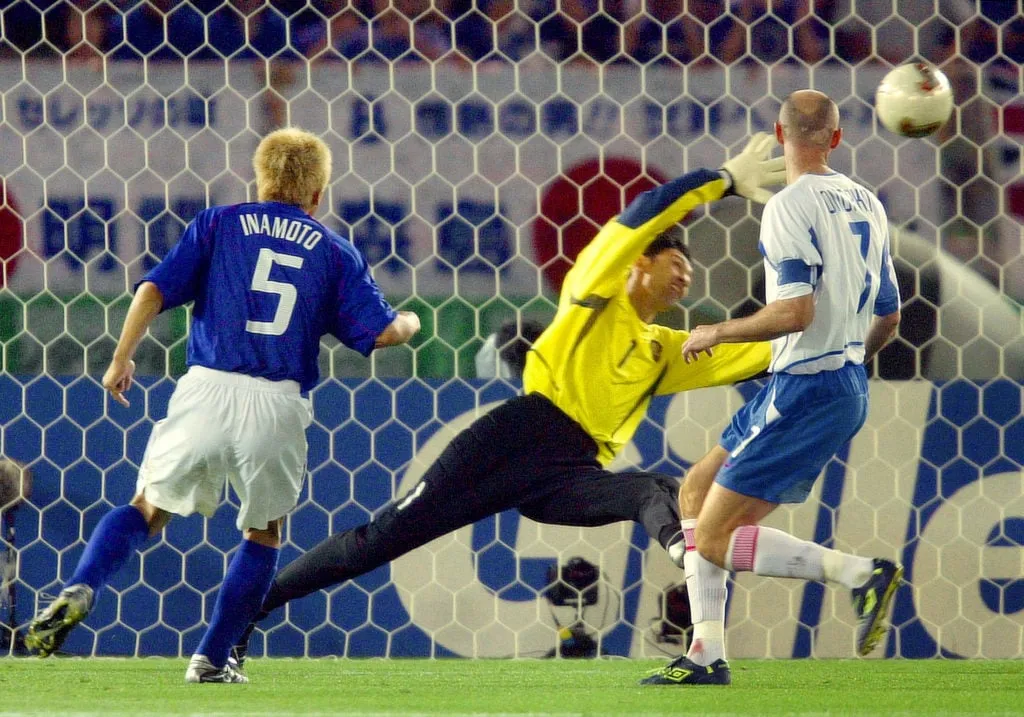 일본 미드필더 이나모토 준이치(왼쪽)가 득점을 기록했다.' title='일본 최고의 월드컵, 2022년 카타르에서 독일을 2-1로 꺾고 우승