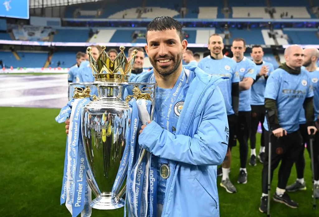 MANCHESTER ENGLAND – 23. MAI: Sergio Aguero feiert mit der Premier League Trophy, als Manchester City nach dem Premier League-Spiel zwischen Manchester City und Everton im Etihad Stadium am 23 2021. Mai in Manchester England die Trophäe überreicht wird, da sie die Liga gewinnen. Eine begrenzte Anzahl von Fans wird in die Stadien der Premier League gelassen, da die Coronavirus-Beschränkungen in Großbritannien allmählich gelockert werden. (Foto von Michael Regan/Getty Images)' title='„Noch nie habe ich gesehen, dass ein Tweet so viele Likes bekommen hat“: City-Fans diskutieren über den Beitrag des Vereins