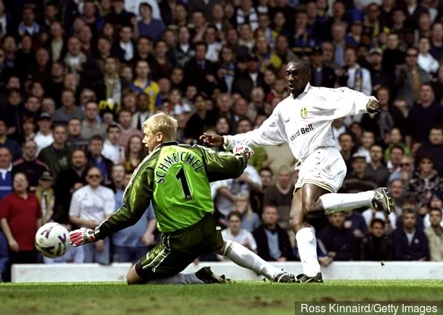 25 aprile 1999: Jimmy Floyd Hasselbaink del Leeds United batte Peter Schmeichel nella porta del Manchester United segnando durante la partita della FA Carling Premiership tra Leeds United contro Manchester...' title='Jimmy Floyd Hasselbaink parla degli amari colpi di uscita del Leeds United contro David O'Leary