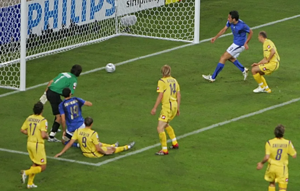 イタリア人フォワード ルカ・トーニ(青いジャージ)' title='ウクライナが2006年ワールドカップで準々決勝に進出したとき、アンドリー・シェフチェンコは英雄となった