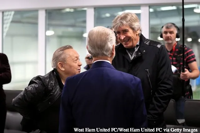 ウェストハム・ユナイテッドのマヌエル・ペレグリーニ監督は、ウェストハム・ユナイテッドが2019年4月2日にチャドウェル・ヒースに新しいトレーニング施設をオープンするにあたり、クラブ会長のデビッド・グールドとデビッド・サリバンと会談した。' title='レポート:デビッド・サリバンはウェストハム・ユナイテッドを6億ポンドと評価