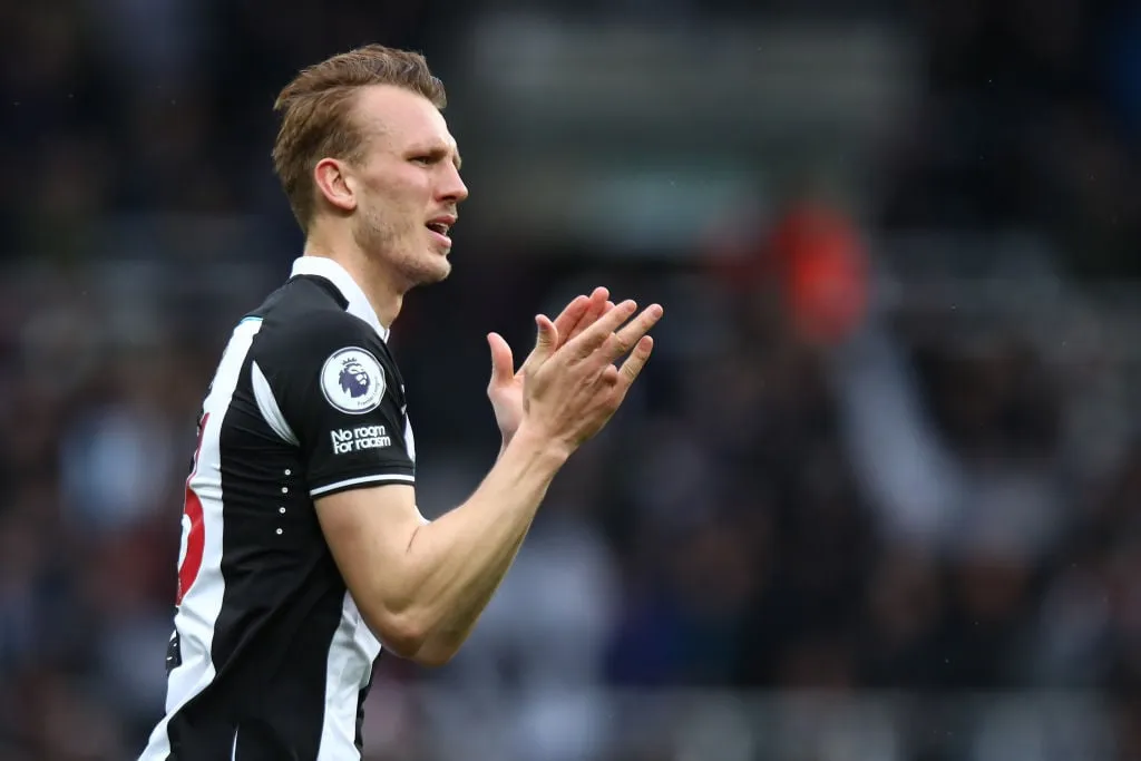 НЬЮКАСЛ-АП-ТАЙН, АНГЛІЯ - 13 ЛЮТАГА: Дэн Берн з 'Ньюкасл Юнайтэд' падчас матчу Прэм'ер-лігі паміж 'Ньюкасл Юнайтэд' і 'Астан Віла' на Сэнт-Джэймс Парку 13 лютага 2022 г. у Ньюкасл-апон-Тайн, Вялікабрытанія. (Фота Robbie Jay Barratt - AMA/Getty Images)' title='Што здарылася з пальцам Дэна Берна? Тлумачыцца прычына адсутнасці лічбы чалавека коштам 13 мільёнаў фунтаў стэрлінгаў