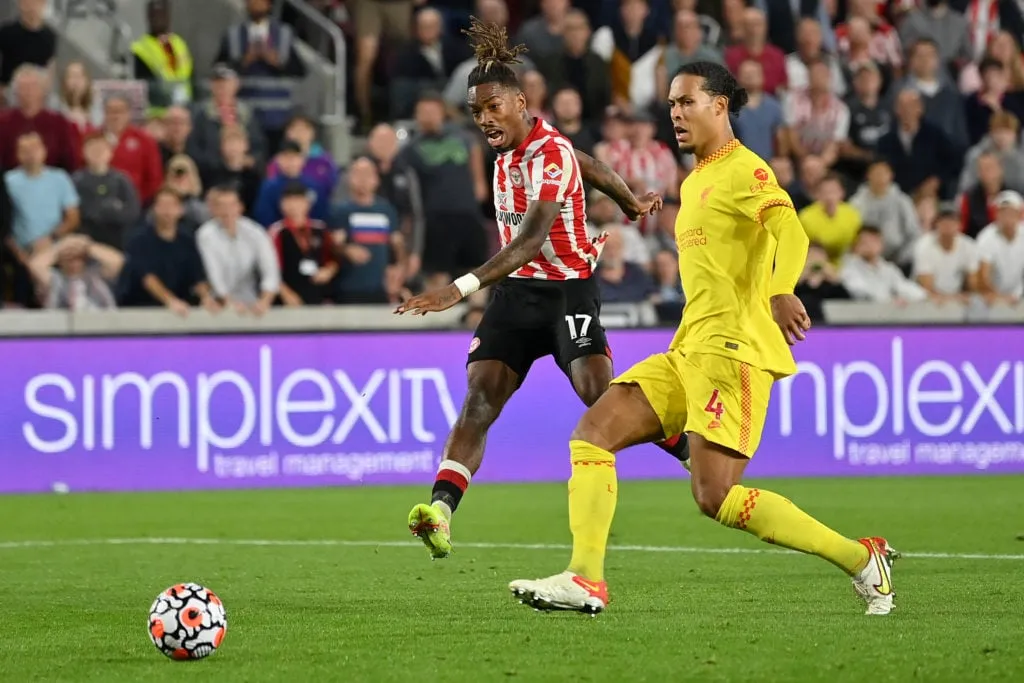 Brentford-Stürmer-Ivan-Toney-schießt-aufs-Tor-gegen-Liverpool-Premier-Leauge-Arsenal-West-Ham-Transfer-Gossip-Pundit-Bent-England' title='„Absolut brillant“: Voller Ehrfurcht vor dem 30-Millionen-Pfund-Star, den Arsenal und West Ham angeblich gesucht haben