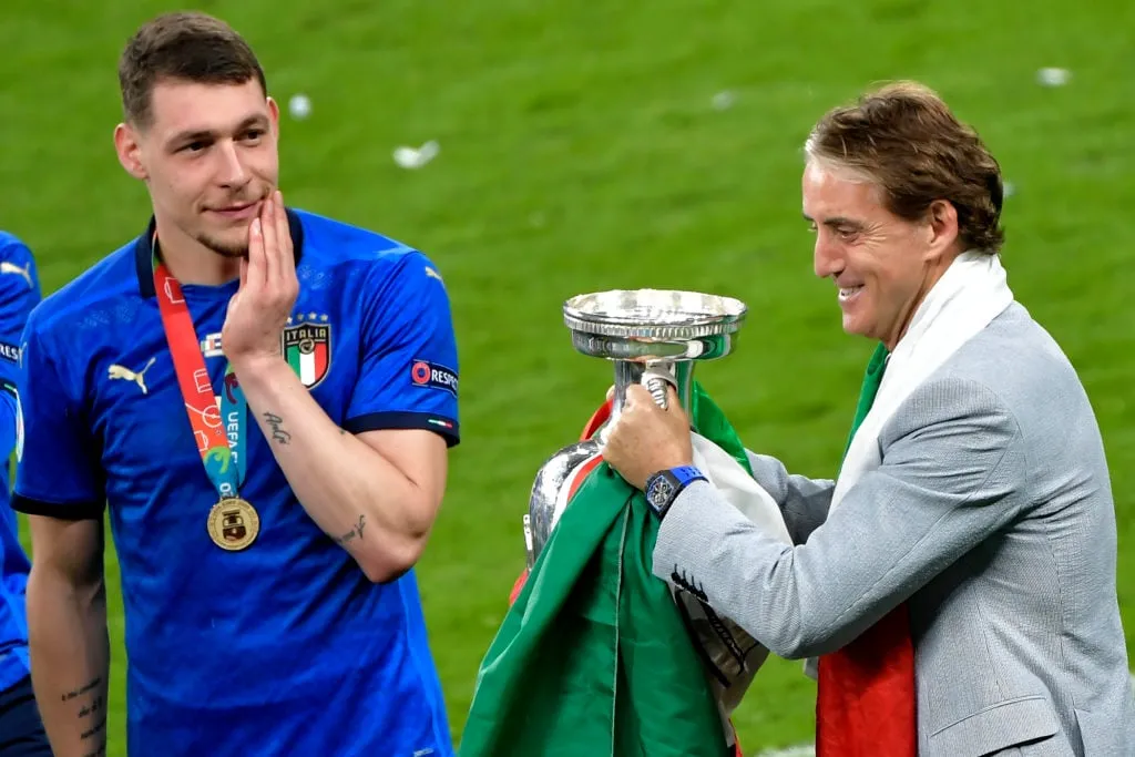 Andrea Belotti és Roberto Mancini olasz edzők ünnepelnek' title='Jelentés: 10 millió GBP West Ham célpontja beleegyezik a Fulham kilépésébe, és a Wolves célpontja csatlakozik a Romához