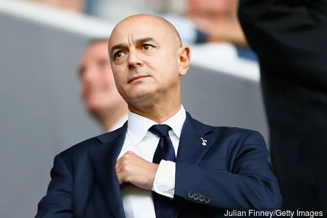 Daniel Levy, Vorsitzender von Tottenham Hotspur, schaut vor dem Spiel der Barclays Premier League zwischen Tottenham Hotspur und Manchester City am 26. September 2015 in der White Hart Lane in London zu...' title='Foto: Tottenham Hotspur veröffentlicht atemberaubende Bilder im neuen, nachts beleuchteten Stadion