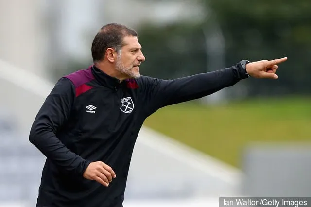 8월 4일 라우가르달스볼루르 경기장에서 열린 맨체스터 시티와 웨스트햄 유나이티드의 프리시즌 친선경기에서 웨스트햄 유나이티드의 슬라벤 빌리치 감독이 팀 지시를 하고 있다.' title='웨스트햄 팬들은 소피안 페굴리의 작별 메시지에 응답했습니다.