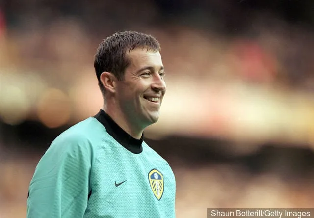 9 augustus 2000: Nigel Martyn van Leeds United glimlacht tijdens de eerste etappe van de Europese Champions League-kwalificatieronde tegen TSV 1860 München op Elland Road in Leeds, Engeland. Leeds...' title='Ex-Leeds United-doelman Nigel Martyn zou bereid zijn de Whites-keeperscrisis op te lossen als zijn lichaam er niet was geweest