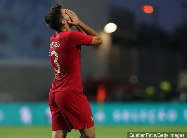 ファロ・ポルトガル - 9月6日: ポルトガル対クロアチアの国際親善試合でゴールチャンスを逃したポルトガル代表ルーベン・ネベスとウルヴァーハンプトンの反応…' title='一部のファンはウルブズのルベン・ネベスのポルトガル代表での活躍に反応