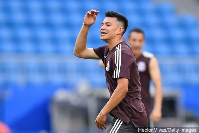 Hirving Lozano de México hace gestos durante un entrenamiento en Samara Arena antes del partido de octavos de final contra Brasil el 1 de julio de 2018 en Samara, Rusia.' title='Hirving Lozano podría perderse la marcha del Tottenham por lesión