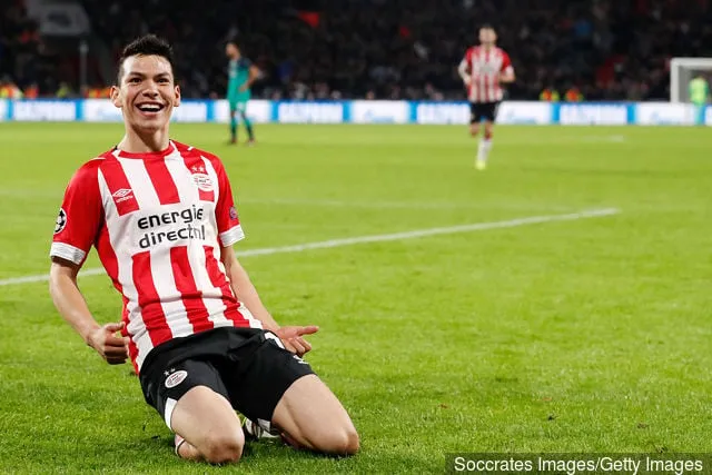 Hirving Lozano del PSV celebra el 1-0 durante el partido de la Liga de Campeones de la UEFA entre el PSV y el Tottenham Hotspur en el estadio Philips el 24 de octubre de 2018 en Eindhoven, Países Bajos.' title='Hirving Lozano podría perderse la marcha del Tottenham por lesión