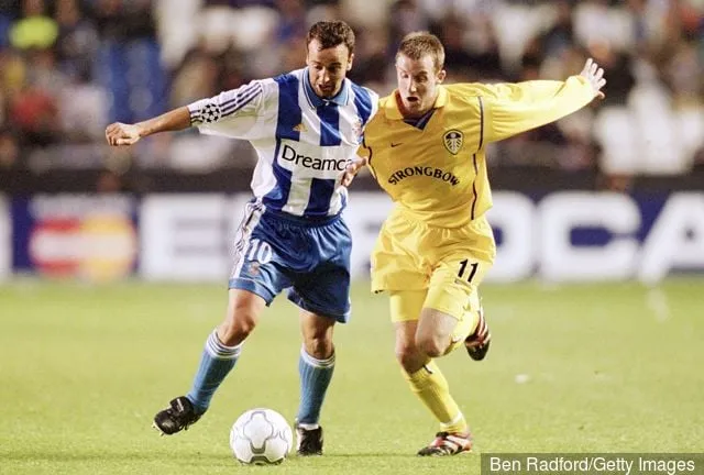 17 красавіка 2001: Фран з «Дэпартыва» Ла-Карунья імкнецца абыйсці Лі Боўера з «Лідс Юнайтэд» падчас матчу ў адказ 1/4 фіналу Лігі чэмпіёнаў УЕФА, які прайшоў на стадыёне «Рыясор» у Ла-Карун'і.' title='Заўзятары былі неверагодна неверагодныя ... Лі Боўер апісвае прыхільнікаў Лідс Юнайтэд