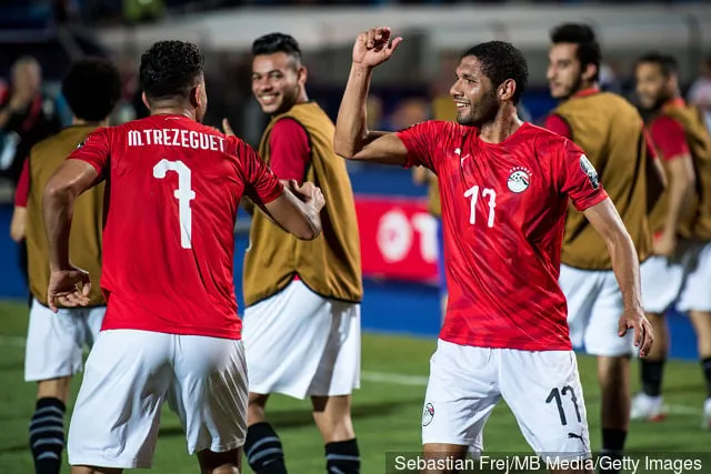 Махмуд Хасан Трэзеге з Егіпта святкуе са сваім таварышам па камандзе Махамедам Эльнені пасля таго, як забіў гол падчас матчу групы А Кубка Афрыканскіх Нацый 2019 паміж Егіптам і Зімбабвэ ў Каіры...' title='Егіпецкі эксперт акрэслівае адну з сфер, над якой пачатковец «Астан Вілы» Трэзеге павінен працаваць