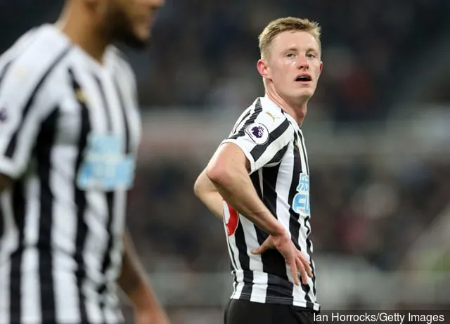 Sean Longstaff de Newcastle observa durante el partido de la Premier League entre Newcastle United y Burnley FC en St. James Park el 26 de febrero de 2019 en Newcastle upon Tyne, Reino Unido.' title='Martin Keown considera que la estrella del Newcastle es mejor que Declan Rice del West Ham