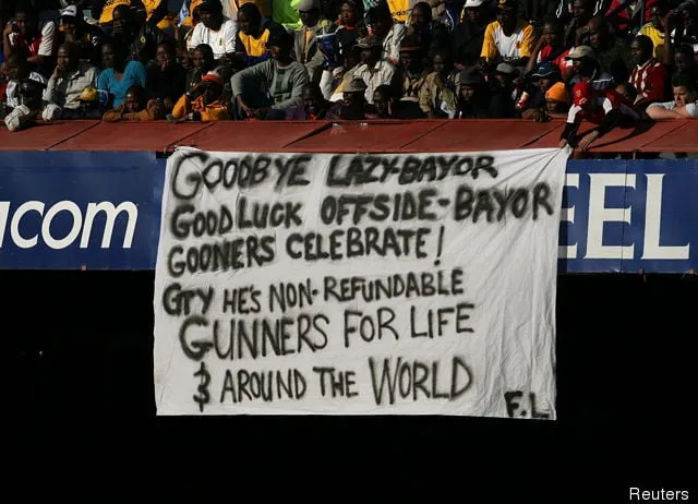 Arsenal-Banner über Emmanuel Adebayor' title='An diesem Tag – 2009 – verpflichtet Manchester City Emmanuel Adebayor