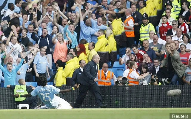 Emmanuel Adebayor – Manchester City feiert, nachdem es vor Arsenal-Fans das dritte Tor seiner Mannschaft erzielt hat' title='An diesem Tag – 2009 – verpflichtet Manchester City Emmanuel Adebayor