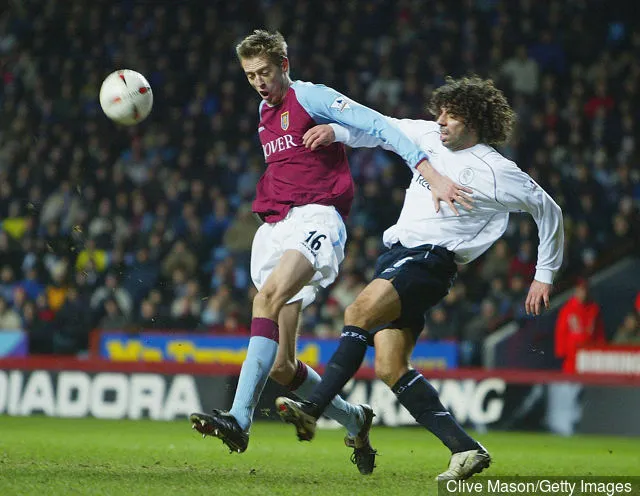 Peter Crouch fra Aston Villa holder unna Ivan Campo fra Bolton Wanderers under semifinalen i Carling Cups andre etappe mellom Aston Villa og Bolton Wanderers på Villa Park 27. januar...' title='Peter Crouch sammenligner Aston Villa-esset Jack Grealish med Lee Hendrie