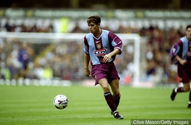 18. september 1999: Lee Hendrie fra Villa i aksjon under FA Carling Premier League-kampen mellom Aston Villa og Bradford City fra Villa Park Birmingham England. Kampen endte på 1-...' title='Peter Crouch sammenligner Aston Villa-esset Jack Grealish med Lee Hendrie