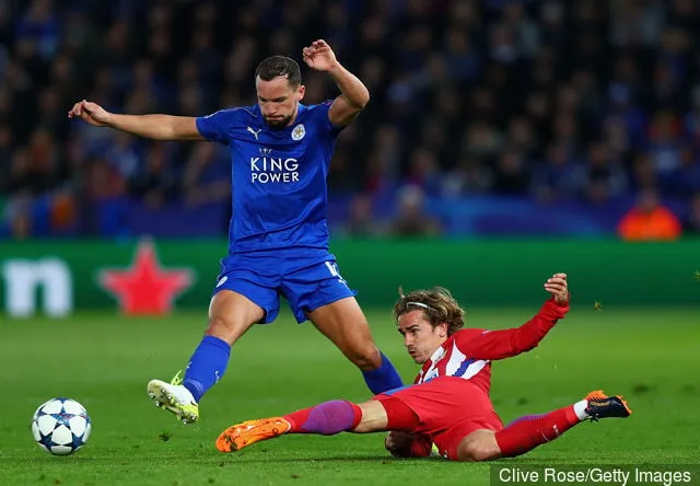 UEFAチャンピオンズリーグ準々決勝セカンドレグのレスター・シティ対クラブ戦で、レスター・シティのダニー・ドリンクウォーターがアトレティコ・マドリードのアントワーヌ・グリーズマンにタックルされる。' title='レポート:レスター・シティがチェルシーのダニー・ドリンクウォーター獲得に動く可能性