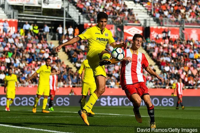 Rodri Hernandez fra Villarreal CF konkurrerer om ballen med Pere Pons fra Girona FC under La Liga-kampen mellom Girona og Villarreal på Estadi de Montilivi 15. oktober 2017 i...' title='Arsenal bør målrette Villarreal-midtbanespiller Rodri for å forbedre kjernen sin for neste sesong