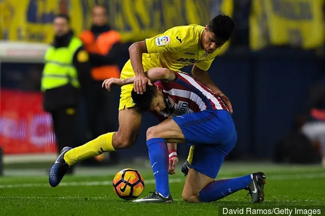 Saul Niguez fra Club Atletico de Madrid konkurrerer om ballen med Rodri Hernandez fra Villarreal CF under La Liga-kampen mellom Villarreal CF og Club Atletico de Madrid på El Madrigal...' title='Arsenal bør målrette Villarreal-midtbanespiller Rodri for å forbedre kjernen sin for neste sesong