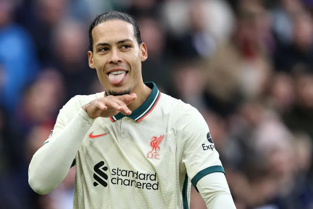 런던 잉글랜드 - 1월 23일: 리버풀의 버질 반 다이크가 2022년 1월 23일 영국 런던 셀허스트 파크에서 열린 크리스탈 팰리스와 리버풀 간의 프리미어리그 경기에서 개막 골을 넣은 것을 축하합니다. (사진: Charlotte Wilson/Offside/Offside via Getty Images)' title=''충격적': 앤디 로버트슨, 리버풀의 버질 반 다이크에 대해 주장하다