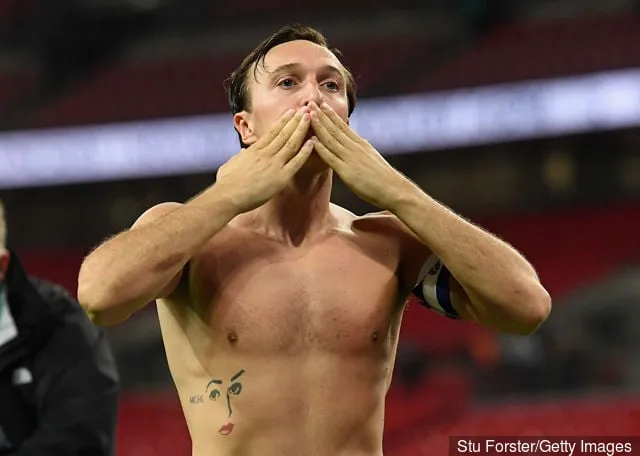 El capitán del West Ham, Mark Noble, celebra después del partido de la cuarta ronda de la Copa Carabao entre Tottenham Hotspur y West Ham United en el estadio de Wembley el 25 de octubre de 2017 en Londres, Inglaterra.' title='El 'capitán adecuado' Bajo fuego El capitán del West Ham, Mark Noble, elogiado por el entrenador juvenil Jack Collison
