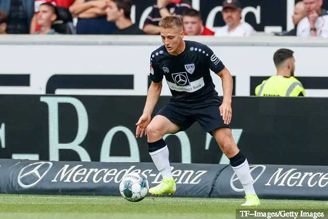 Santiago Ascacibar fra VfB Stuttgart kontrollerer ballen under den andre Bundesliga-kampen mellom VfB Stuttgart og FC St. Pauli på Mercedes-Benz Arena 17. august 2019 i Stuttgart...' title='Rapport: West Ham-tilknyttede Santiago Ascacibar vil forlate Stuttgart