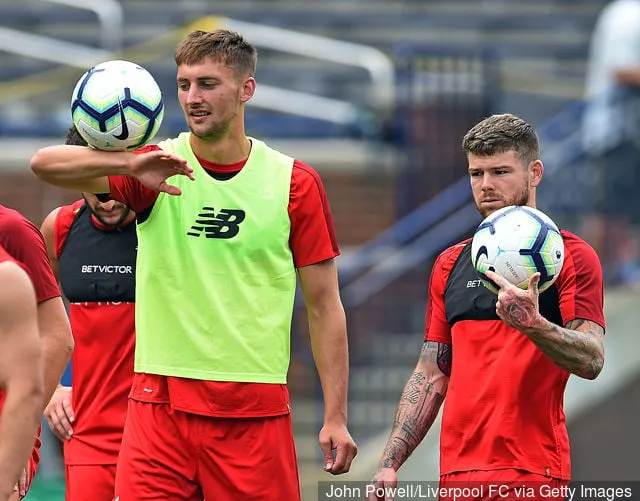 (IL SOLE FUORI IL SOLE DI DOMENICA FUORI) Nathaniel Phillips e Alberto Moreno durante una sessione di allenamento al Michigan Stadium il 27 luglio 2018 ad Ann Arbor Michigan.' title='Alcuni tifosi del Liverpool reagiscono alla prestazione pre-campionato di Nat Phillips