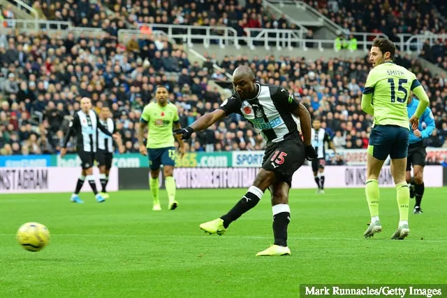 Newcastle Unitedin Jetro Willems ampuu Valioliigan ottelussa Newcastle Unitedin ja AFC Bournemouthin välillä St. James Parkissa 9. marraskuuta 2019 Newcastle upon Tyne Unitedissa...' title='Tim Krul lähettää viestin Newcastle United -tähdelle