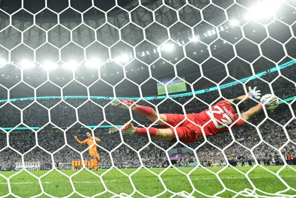 Emiliano Martinez' title='Argentiina–Ranska MM-finaali: Mikä on Emiliano Martinezin ennätys rangaistuspotkukilpailuissa?