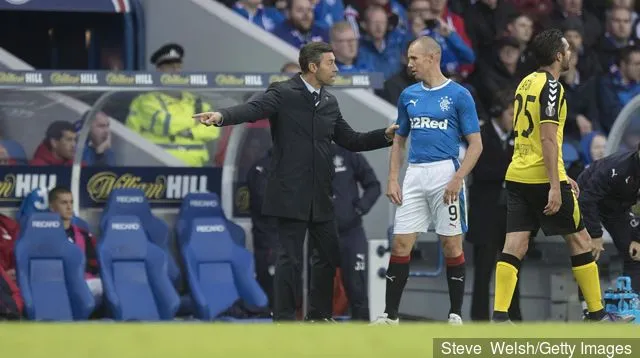 Pedro Caixinha, a Rangers menedzsere utasításokat ad Kenny Millernek az UEFA Európa Liga első selejtezőkörének Rangers és Progres Niederkorn mérkőzésén az Ibroxban...' title='Dean Windass válaszol a Rangers-rajongó Josh Windassról írt tweetére