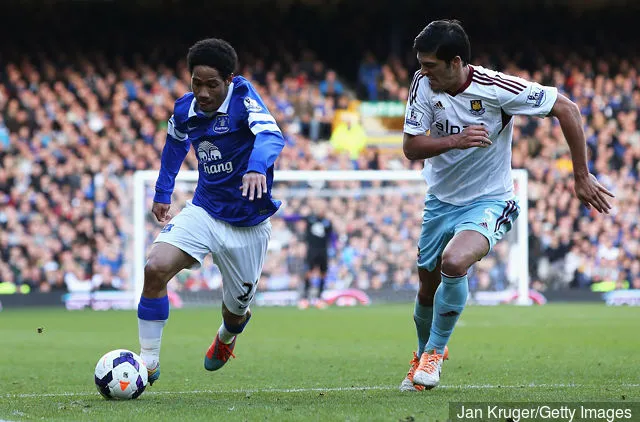 Steven Pienaar från Everton tar emot James Tomkins från West Ham United under Barclays Premier League-matchen mellan Everton och West Ham United på Goodison Park den 1 mars 2014 i...' title='Everton skickar meddelande till Steven Pienaar efter tillkännagivandet; supportrar reagerar