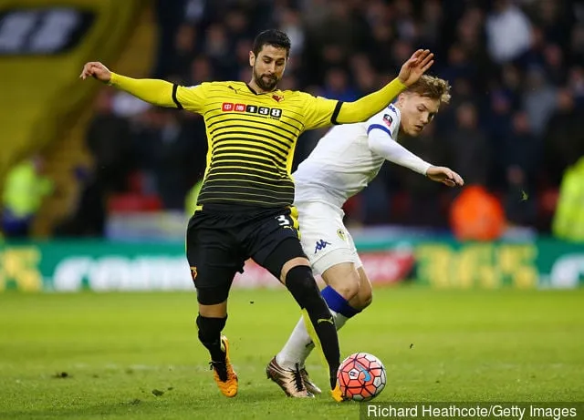 2일(현지시간) 비커리지 로드에서 열린 왓포드와 리즈 유나이티드의 에미레이트 FA컵 5라운드 경기에서 왓포드의 미구엘 앙헬 브리토스와 리즈 유나이티드의 리 어윈이 공을 두고 경쟁하고 있다.' title='리 어윈은 리즈의 이적은 실수였다고 인정하고 지금 합류하고 싶다고 말했다