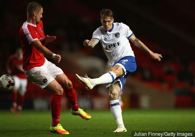 올덤의 리 어윈이 2016년 9월 27일 영국 런던 더 밸리에서 열린 찰튼 애슬레틱과 올드햄 애슬레틱 간의 스카이 베트 리그 1 경기에서 골을 쏘고 있습니다.' title='리 어윈은 리즈의 이적은 실수였다고 인정하고 지금 합류하고 싶다고 말했다