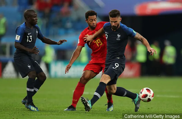 Mousa Dembele de Belgique est arrêté par N' title='« Triste à voir » : certains fans de Tottenham réagissent à la performance de Dembélé contre la France