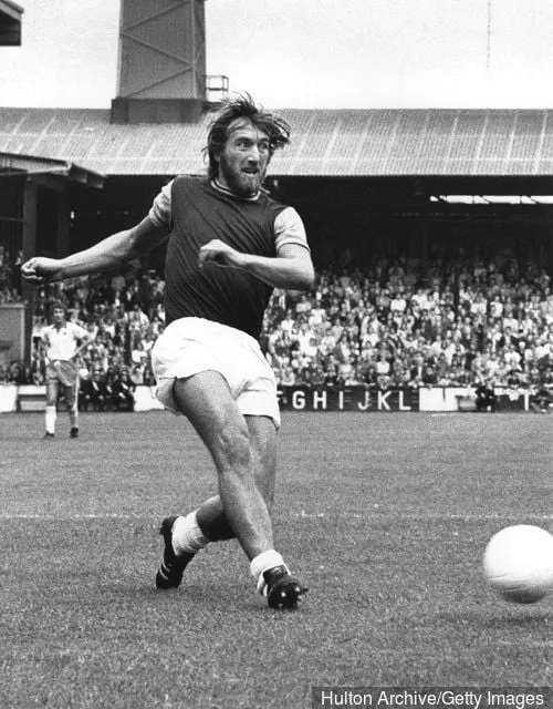 ウェストハム・ユナイテッドのキャプテン、ビリー・ボンドが活躍。必須クレジット: Allsport Hulton' title='エディー・ジョーンズは、少年時代にハマーだったことを認めた後、有名なウェストハムファンのこの驚くべきリストに加わりました