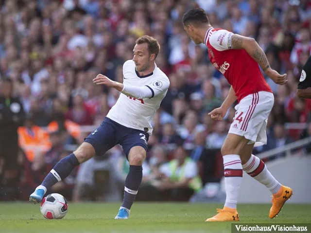 Christian Eriksen från Tottenham Hotspur springer på Granit Xhaka från Arsenal under Premier League-matchen mellan Arsenal FC och Tottenham Hotspur på Emirates Stadium den 1 september 2019 i...' title='Mauricio Pochettino måste vara nöjd Christian Eriksen stannade i Tottenham Hotspur nu