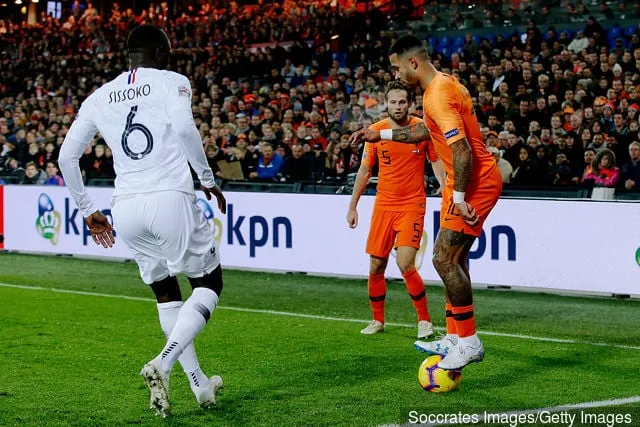 (L-R) Moussa Sissoko aus Frankreich Daley Blind aus Holland Memphis Depay aus Holland während des UEFA Nations League-Spiels zwischen Holland und Frankreich im Feyenoord-Stadion am 16. November...' title='Fans auf Twitter reagieren auf Moussa Sissokos Frankreich-Cameo