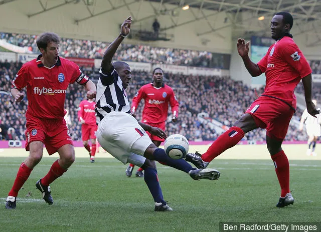 Kevin Campbell fra West Brom tar imot Kenny Cunningham og Oliver Tebily fra Birmingham under Barclays Premier League-kamp mellom West Bromwich Albion og Birmingham City på The...' title='Horsfield tviler på at West Brom kan gjenta 2005 store flukt