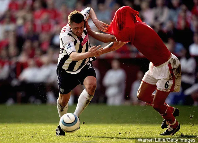 Geoff Horsfield fra West Bromwich Albion trekker skjorta over ansiktet til Charlton' title='Horsfield tviler på at West Brom kan gjenta 2005 store flukt